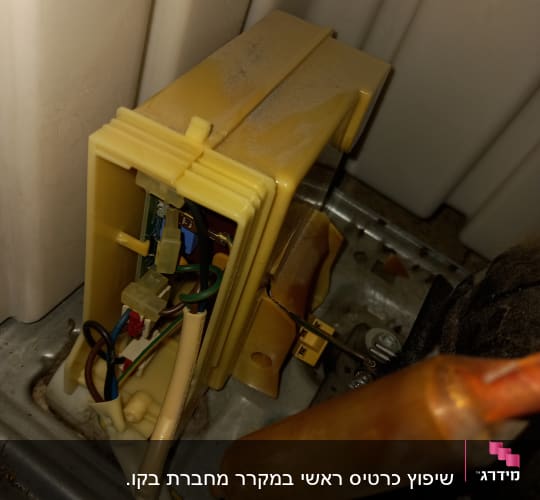 חוטים וצינורות במערכת קירור מקרר